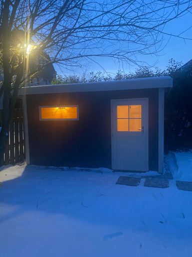 Saunahaus im Dunkeln das Saunahaus im Garten vom Witte Huus bei Dunkelheit